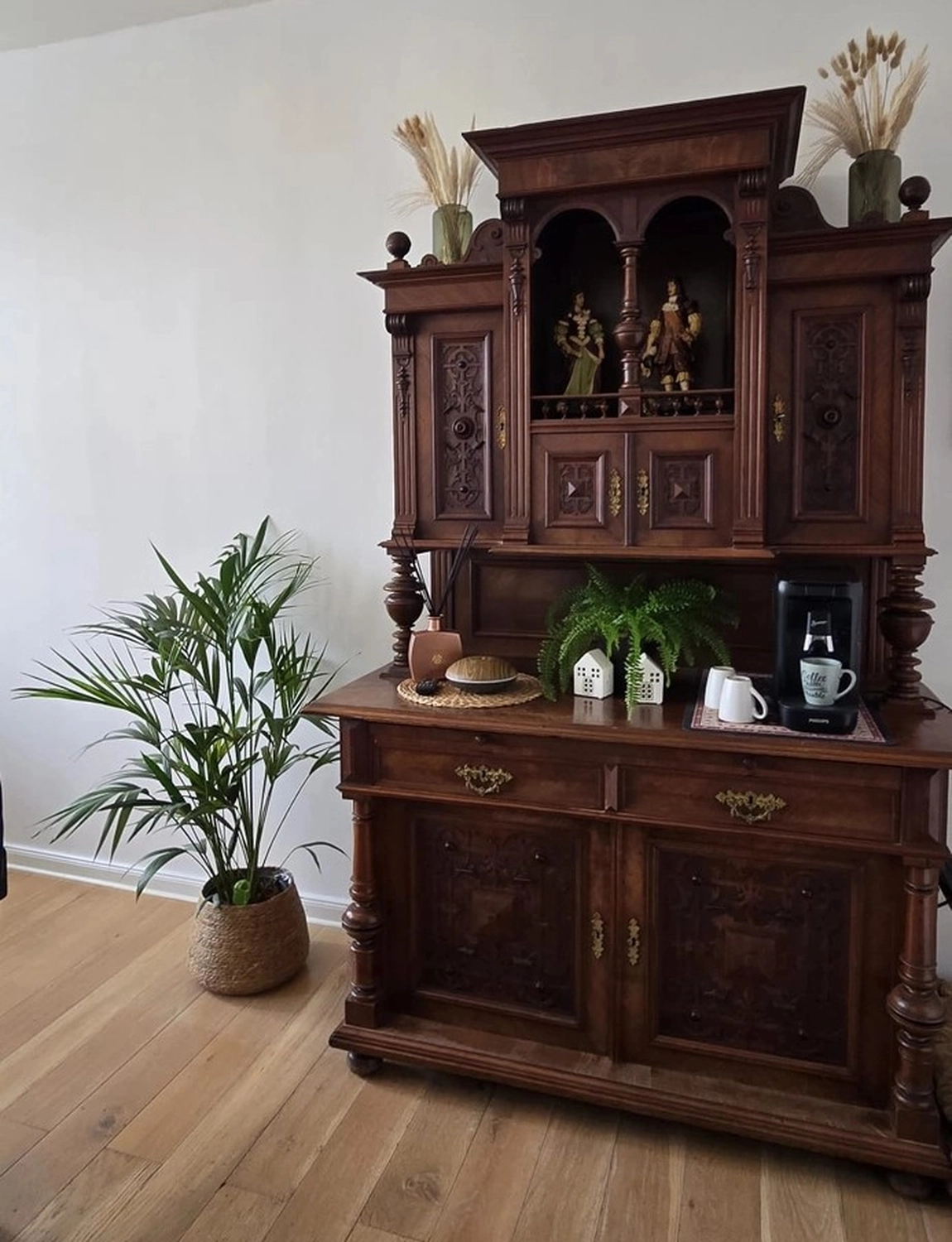 Preyer Immobilien - Beratung Verkauf Vermietung Bewertung - ein antiker, aufwendig geschnitzter Gerichtsschrank oder Sideboard aus Eichenholz.