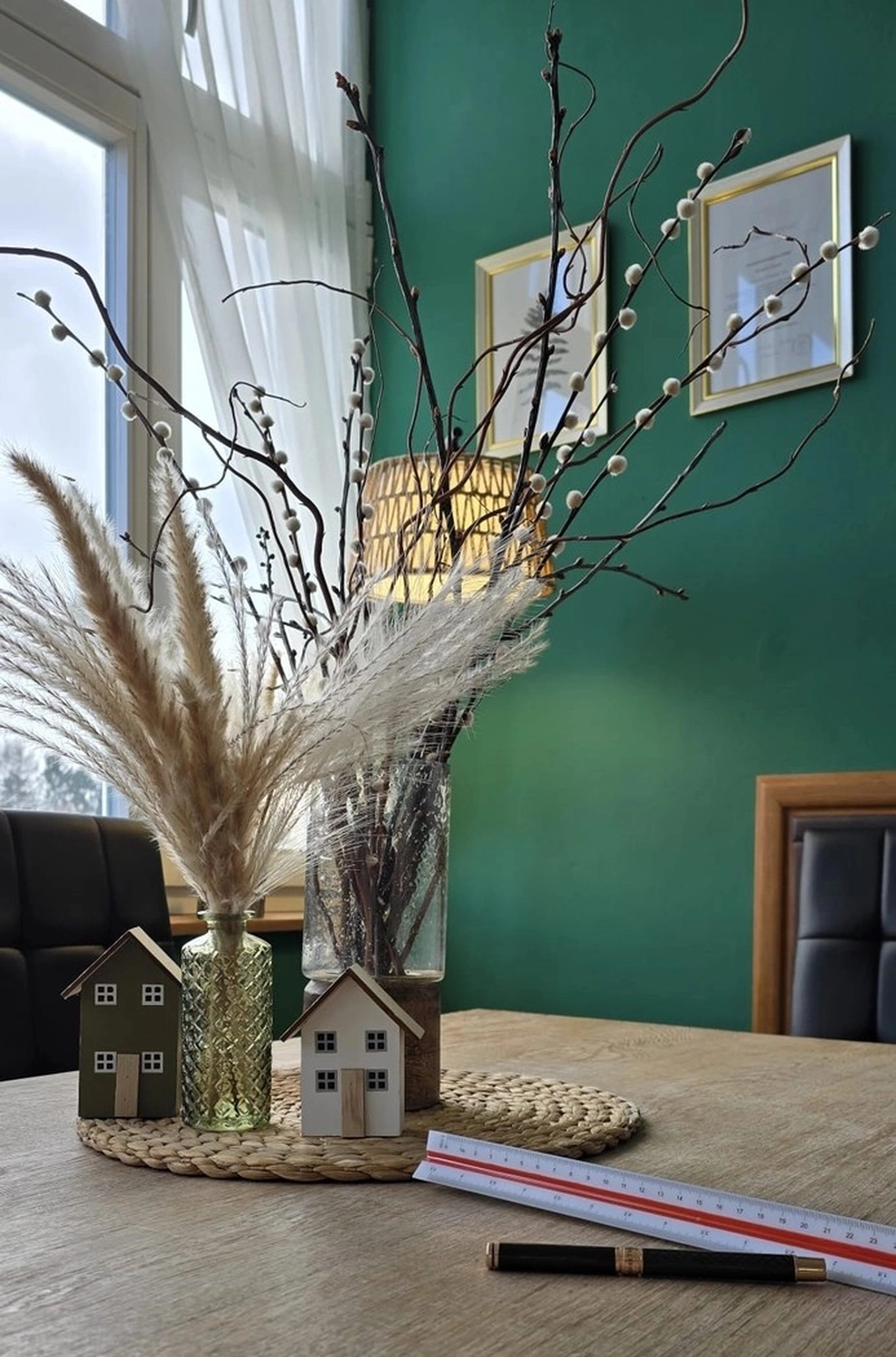 Preyer Immobilien - Beratung Verkauf Vermietung Bewertung - ein Esstisch, der mit verschiedenen Wohnaccessoires dekoriert ist und ein gemütliches Ambiente im Bohème-Stil schafft.